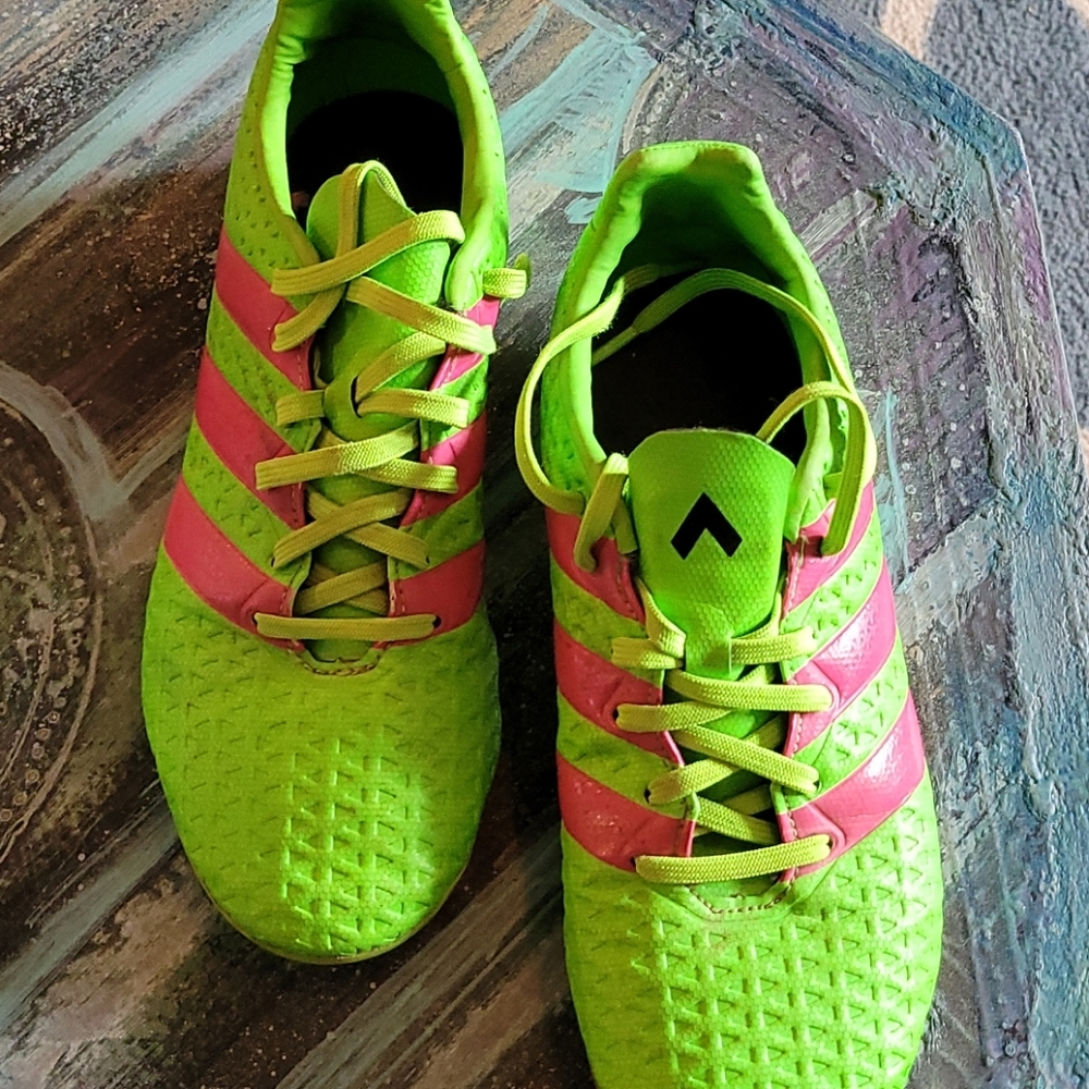Kids soccer shoes